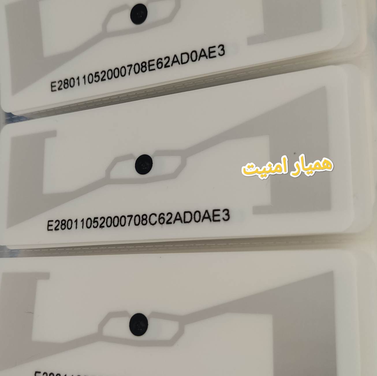 لیبل UHF اورجینال خودرو | تگ شیشهای برد بلند پارکینگ با گیرندگی بالا و چسب بادوام